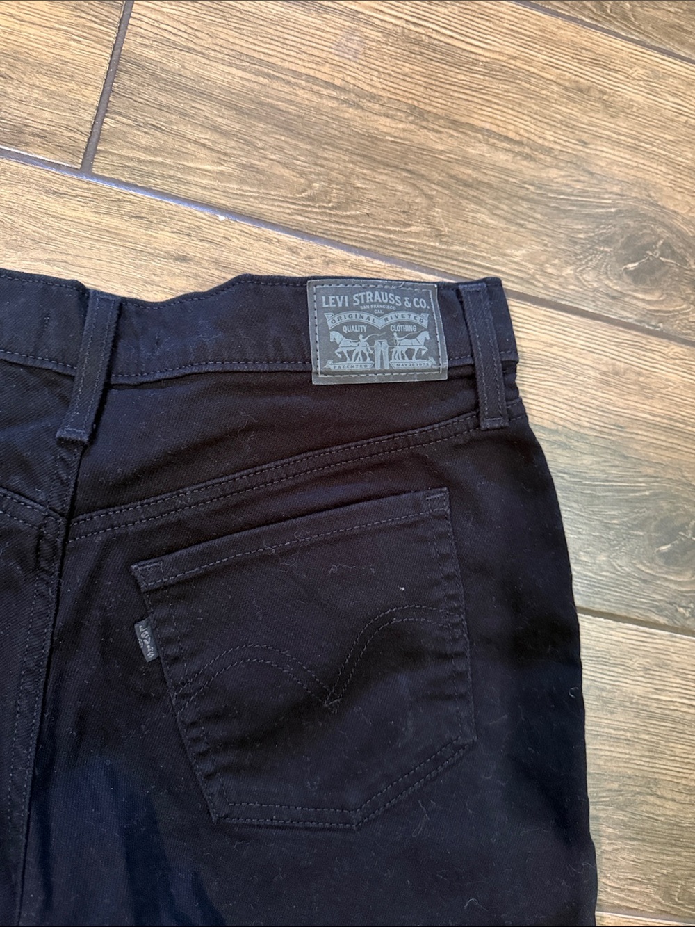 Levis Mid Lenth Womens Shorts Size 31 Levi Strauss - Picture 2 of 7